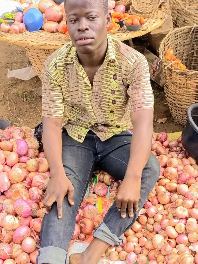Vente d'oignons au marché — le point de départ